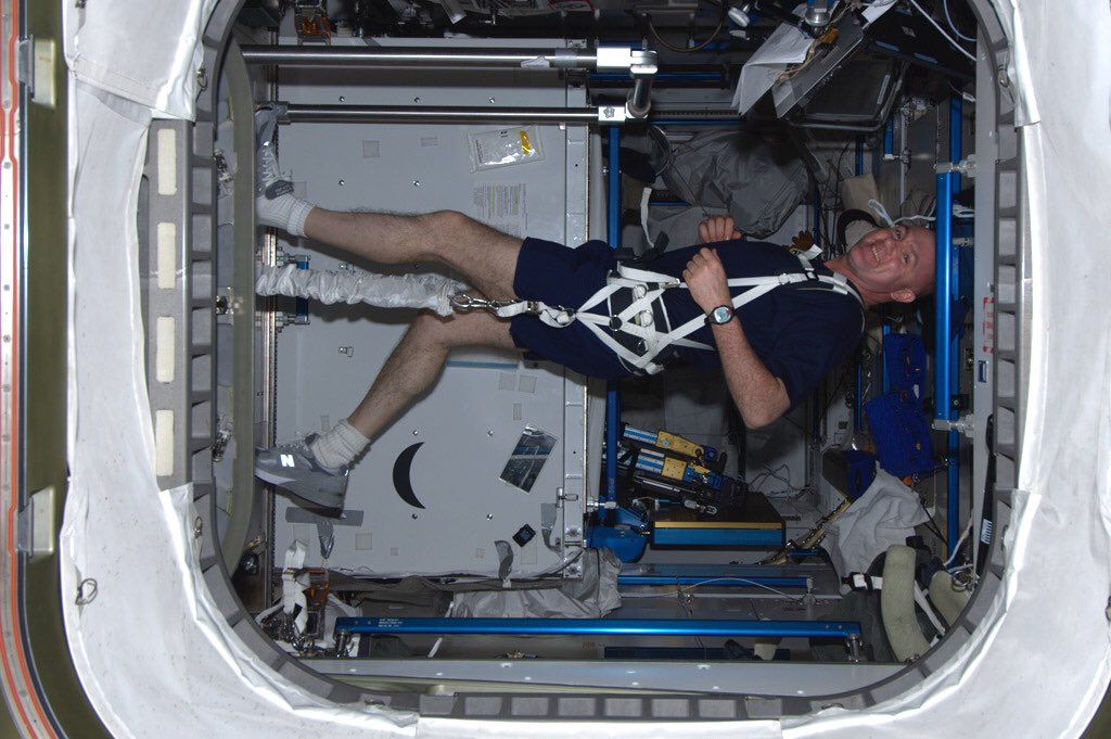 Hoe was het om in quarantaine te zijn? Of lang met 6 mensen in een kleine ruimte te leven? Stuur vragen naar: #SpaceConnectsUs Morgen, do. 26mrt, 16:00-16:30 geven Frank De Winne en ik antwoorden. Zoek: “esa web tv” 17:00-21:00 in Duits, Frans, Italiaans, Engels #SpaceCare <a href="/esa/">European Space Agency</a>