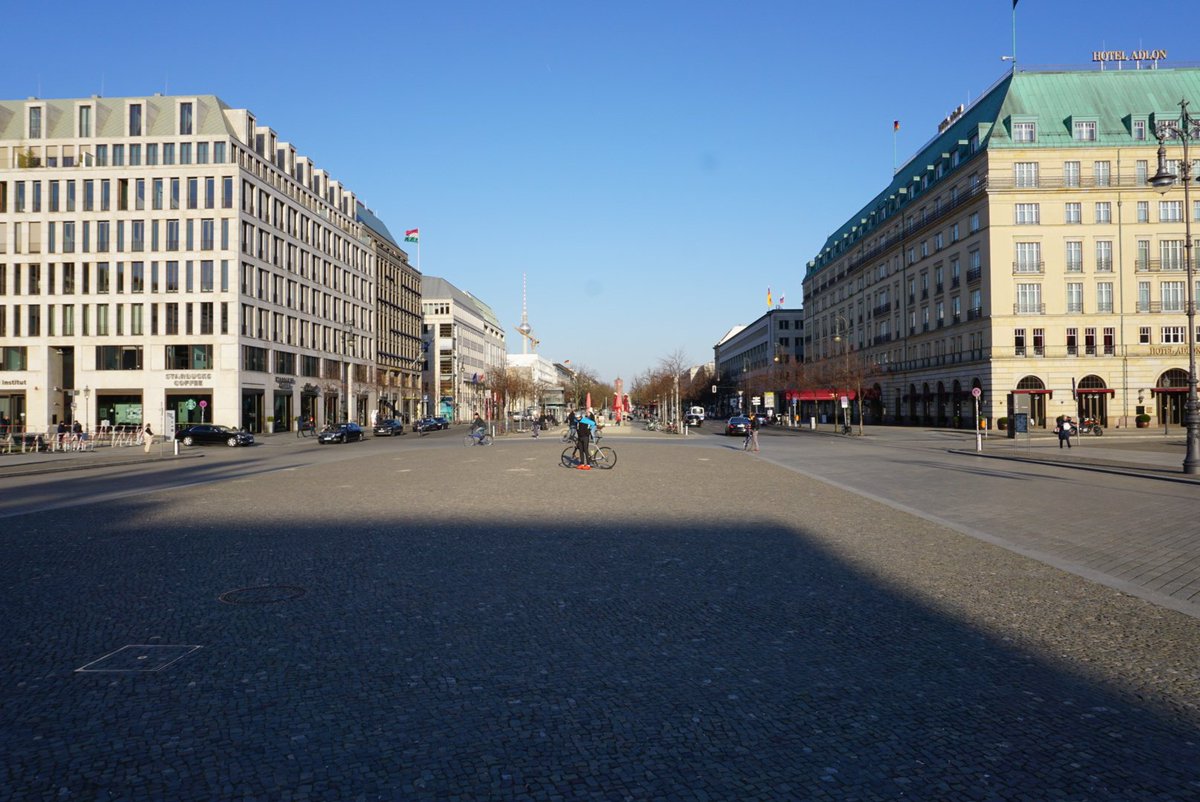Zum #feierabend in der eigentlichen Hauptverkehrszeit an den #berliner #touristen Attraktionen. #menschenleer #StayAtHome #corona #COVID19 #berlin #brandenburgertor #siegessäule #pariserplatz