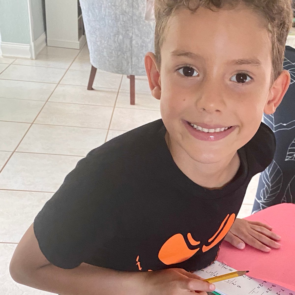 KellyPared's tweet image. Super #PCK art lesson today with @PineCrestSch art teacher, Ms de Souza! Even mommy took a brain break! #PCVisualArts teachers Rock!