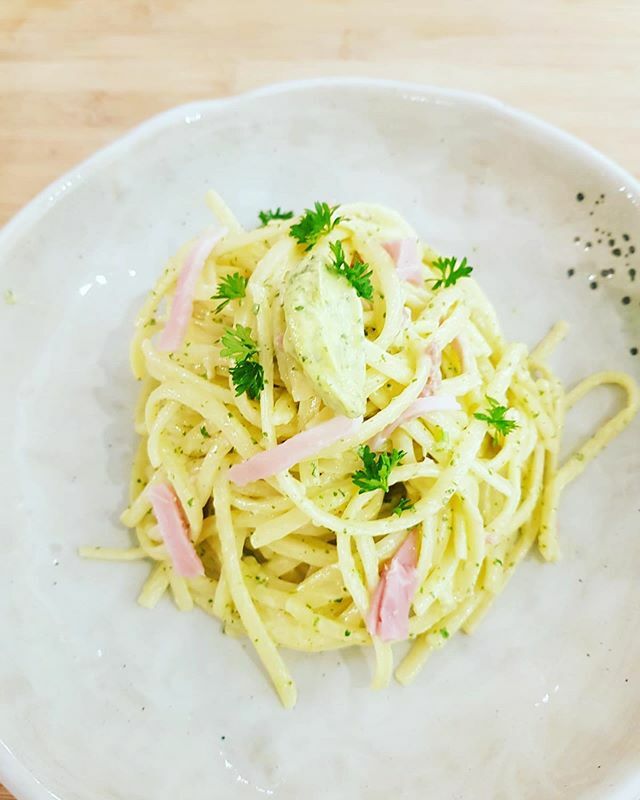 ChefChristopheD's tweet photo. Spaghetti mayo, persil pour 4 pers.
Réaliser une mayonnaise riche en jaune d’œuf (3 jaunes) avec 15 cl d'huile d’olive et persil frais
Cuire les spaghettis et conserver 20 cl d’eau de cuisson.
Egoutter les pâtes et les remettre dans la cocotte.
Ajouter l’eau de cuisson, réch… https://t.co/sypH7FQNOy