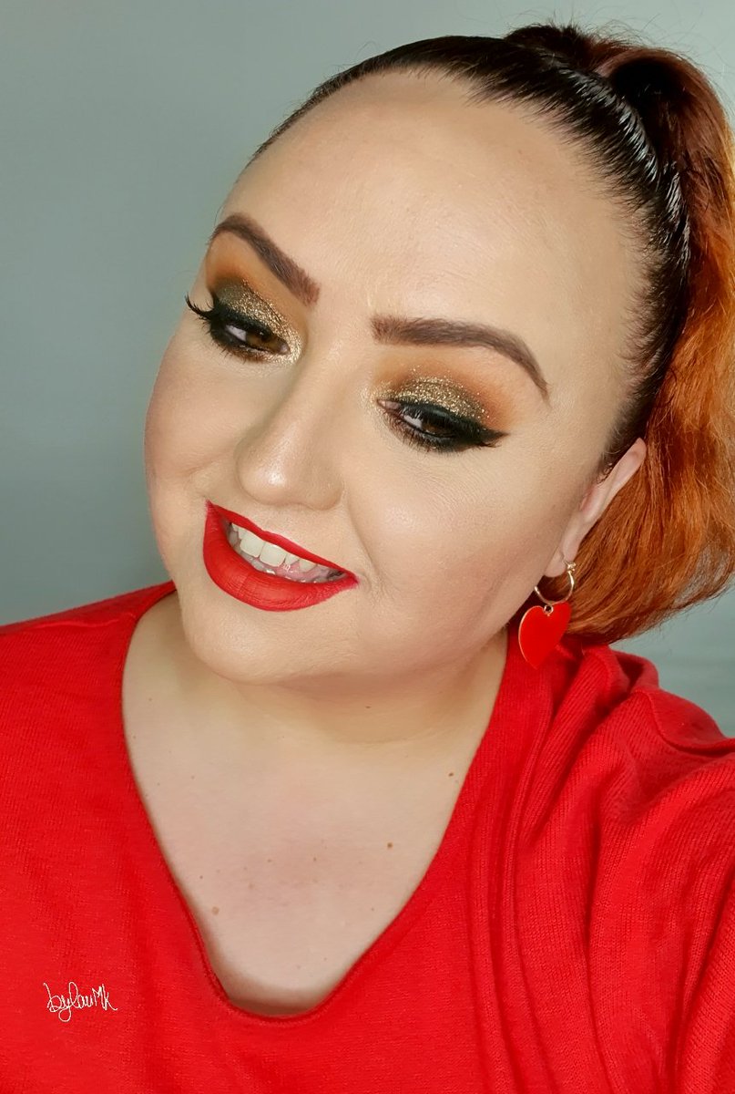 bylauMK's tweet photo. Look de hoy... ¡¡todo al rojo!! ❤
Ojos con la glitter eyeshadow "Milk Chocolate" de @karlacosmetics que es amorcito total + algunas sombras de la paleta "Day 2 day" de @makeup_rev_es.
💄 "Flamenco" de los Matte lip tint Velour de #heancosmetics.
¡¡Buenas noches guapis!! https://t.co/AJ5zJtBJx2