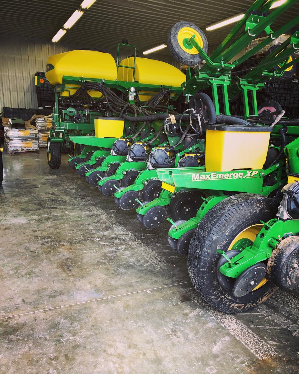 HANK_it56's tweet photo. Social distancing, like normal. Setting up second planter for seed corn production. Replacing every 5th row. Have to remove mini hoppers and meters and replace with box and new meter. Those rows will be bull rows. Then hook back up to CCS for beans. #JohnDeere #midwestworkethic https://t.co/6HSnTmVaSP