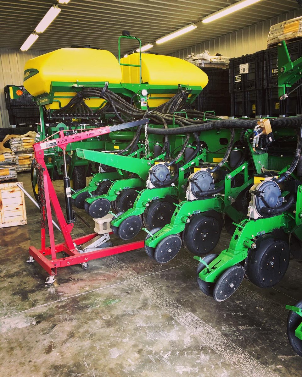 HANK_it56's tweet photo. Social distancing, like normal. Setting up second planter for seed corn production. Replacing every 5th row. Have to remove mini hoppers and meters and replace with box and new meter. Those rows will be bull rows. Then hook back up to CCS for beans. #JohnDeere #midwestworkethic https://t.co/6HSnTmVaSP