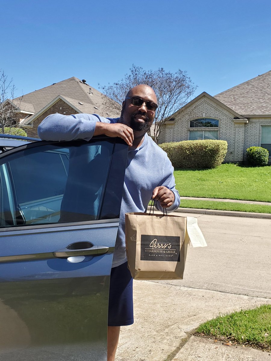 AlisaC_Norris's tweet photo. Took my brother cousin @EricJSmith13 appx. 2 hours to act on the post about pork chop special @PerrysSteaks.He dropped off one for his boy and nothing for me his blood cousin.🤨 Yes I'm hating..lol. #personaluberdriver #butitoldyouaboutit #nothingforme #guessillstarve #corndogs https://t.co/faOdd9sWOr