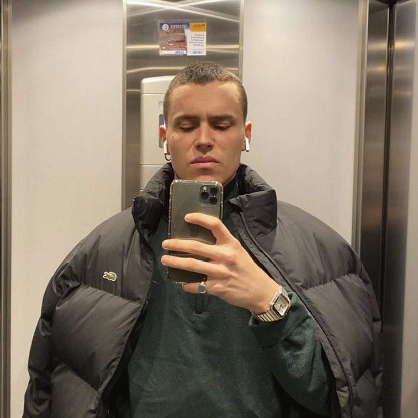 softparisian's tweet photo. why is every boy suddenly shaving their hair??? arón piper is the only boy i claim with a shaved head https://t.co/UoAhWNH2Ny