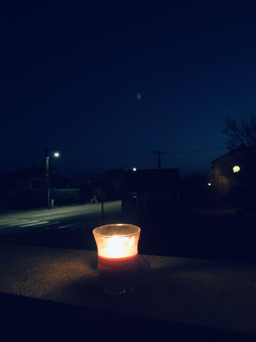 Coralia1998's tweet photo. #COVID19 #confinementjour9 Une bougie un message de soutien 🙏🏼🕯 https://t.co/cn9PijpbtN
