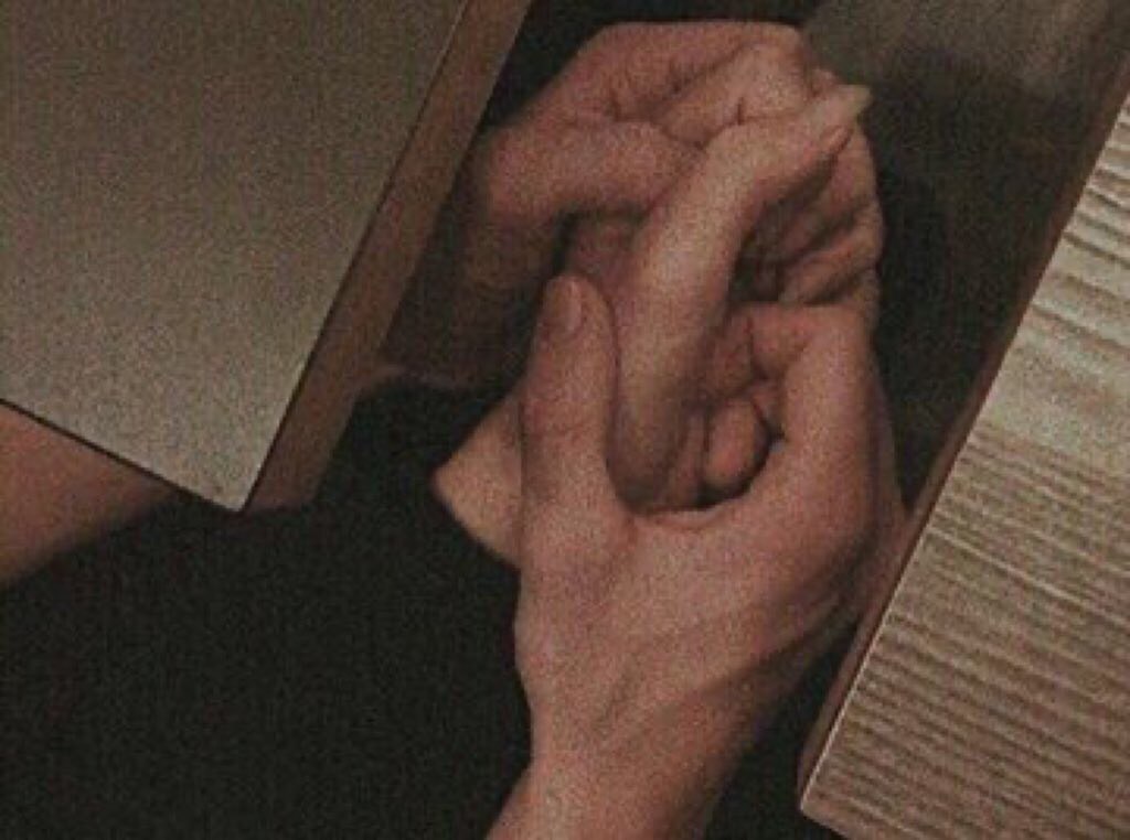 “هات ايدك تحضن ايدي 🧡.”