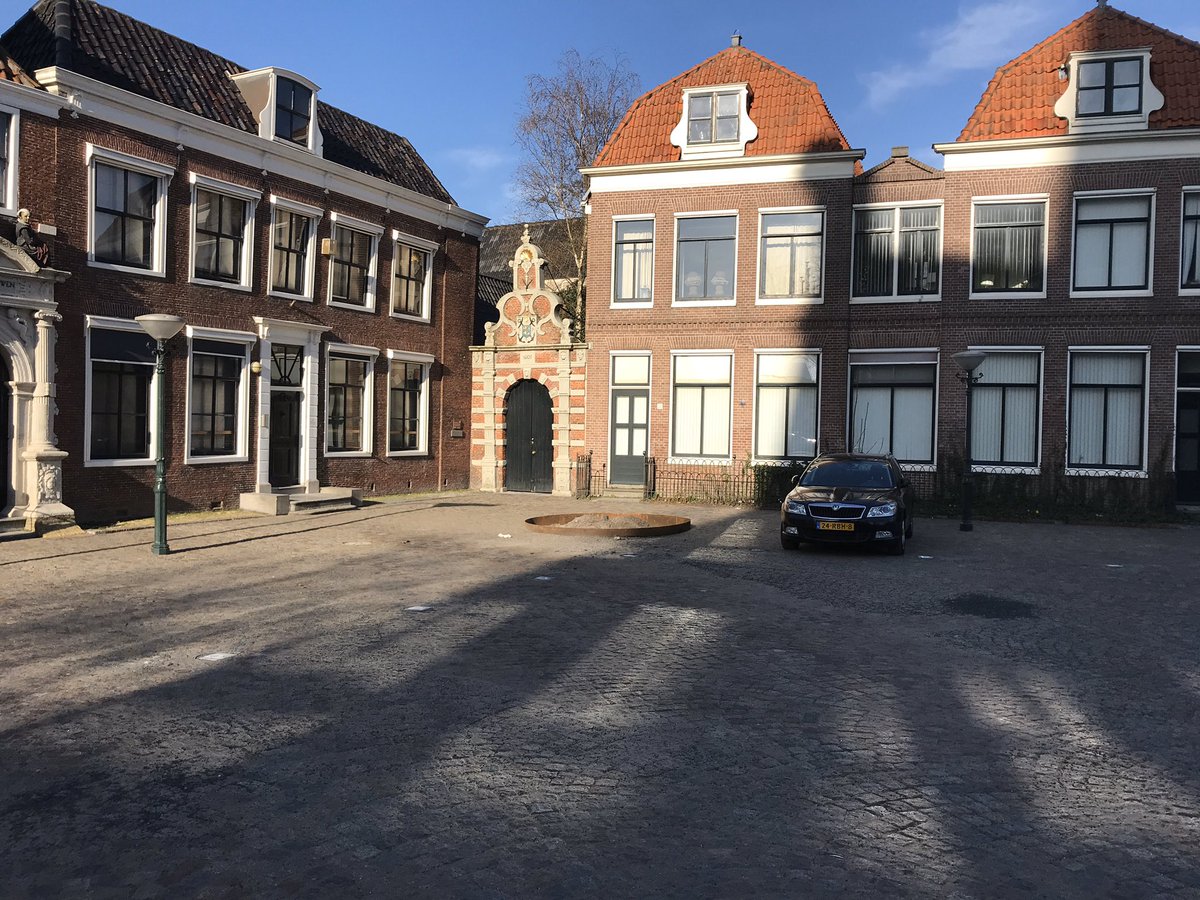debiebhoorn's tweet image. Een deel van het Kerkplein in #hoorn is vrijgegeven. Parkeren is helaas weer mogelijk. Want oh wat is het een mooi plein geworden.  Complimenten namens #bibliotheekhoorn