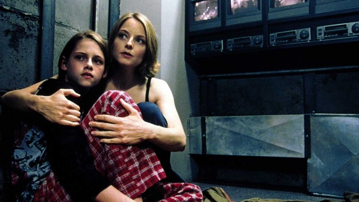  #PanicRoom (2002) David Fincher's most underrated movie, it's a really good thriller with some awesome scenes and really stylish, the one setting is very intriguing and used to it's fullest. And oh Casting Jodie Foster and Kristen Stewart as mother daughter is top notch casting.