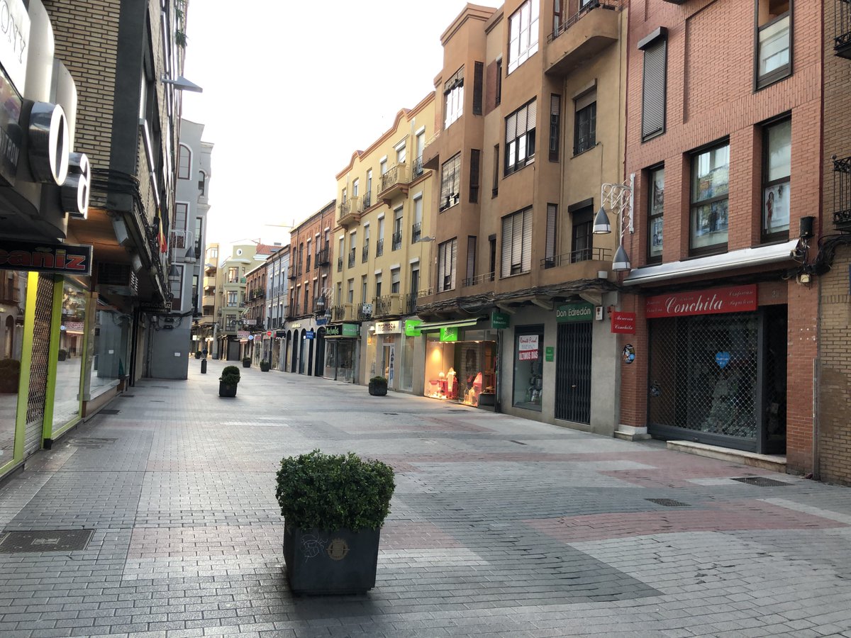 FECOSVA's tweet photo. ¿Qué sería de las calles de tu ciudad con todos los comercios cerrados? No hace falta imaginarlo, pero ahora es momento de quedarse en casa. #Quédateencasa. Cuando esto pase, entre todos devolveremos la luz a #Valladolid comprando en el #comerciodeproximidad #comerciovalladolid https://t.co/Hrzc3zJUQM