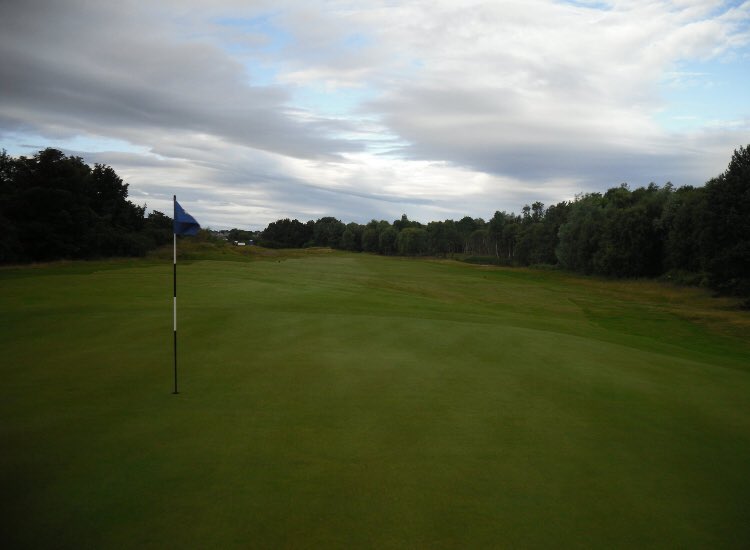 CMbalgownie's tweet photo. ⛳️7️⃣Day 7 - Hole 7⛳️7️⃣

A perfect tee shot is needed to avoid the Ministers Loch. From there, the approach should be aimed at the right of the green to dodge the large greenside bunker on the left. 

@NairnDunbar Signature Hole?📸⛳️ https://t.co/zSHnrc1zRv