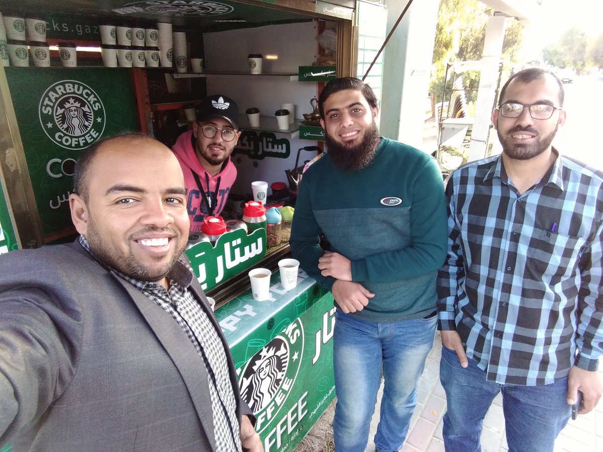 #دلني_على_السوق

أحمد صاحب كشك ستار بكس الغزاوي. في زيارتي له اليوم أبهرني الأداء المميز في عمليات تطوير الكشك و التميز في الخدمة، مع تحفظي على تقليد العلامة التجارية العالمية إلا أن الإصرار ومحاولة الانتصار على ظروف غزة تجعله أمام إما يكون أو لا يكون 👋