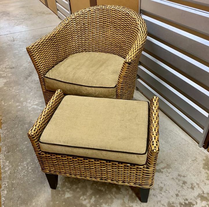 Craigslistgaragesale On Twitter Large Rattan Chair And Ottoman