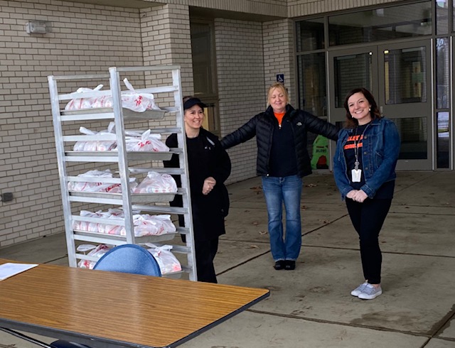 ValleyGroveSD's tweet photo. VGSD employees all pulled together this week to ensure our students had access to meals during the school closures. Pick-up and delivery!  #Meals4KidsInPA @PADeptofEd #RGHSOrioles #OurNest #TeamEffort @TNG_ValleyGrove https://t.co/3Ua0AHXdzk
