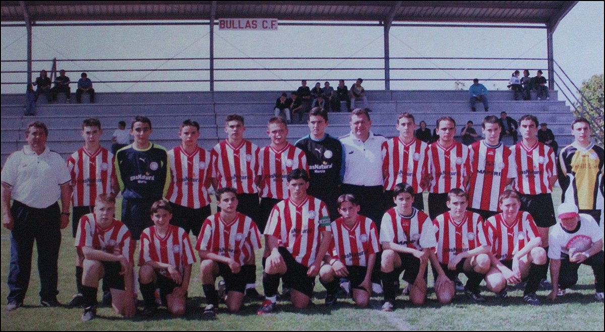 bullense_cd's tweet photo. BITACORA DE VIAJE: BULLAS CF

Tantas caras conocidas en éste plantel cadete de la campaña 2001-2002. Chicos como Juan Diego, Joaquín Pérez, Txivi o Gasero, que un lustro después de ésta imagen iban a ser pilares del triunfal regreso del Bullense a la Preferente murciana. https://t.co/WEzY99bXgj
