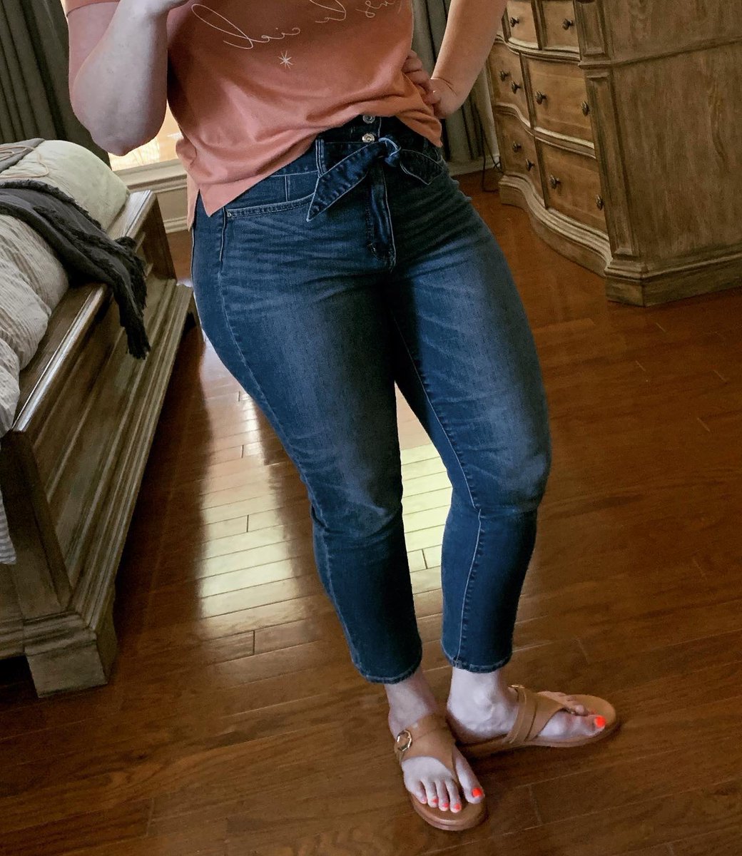 4ElenKate3's tweet photo. Les étoiles dans le ciel #tshirt, #jeans 💙w/ belted tie again 💙, #sandals, #braid, & #nomakeup. Now go outside & enjoy sunshine. #favoritejeans #wednesdaystyle #humpday #elenkate #elenkatefashion #elenkatedenim #boldbrilliantbeautiful #findingbeautiful #imperfectlyperfect https://t.co/sRA5vjVBPM