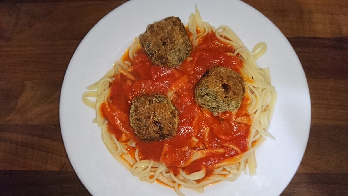 Pâtes aux boulettes- La sauce tomate c'est - Les boulettes :Mélange des lentilles cuites avec des oignons, ail, persil, carottes, farine, chapelure, fécule, sel, poivre, cumin, paprika fumé.