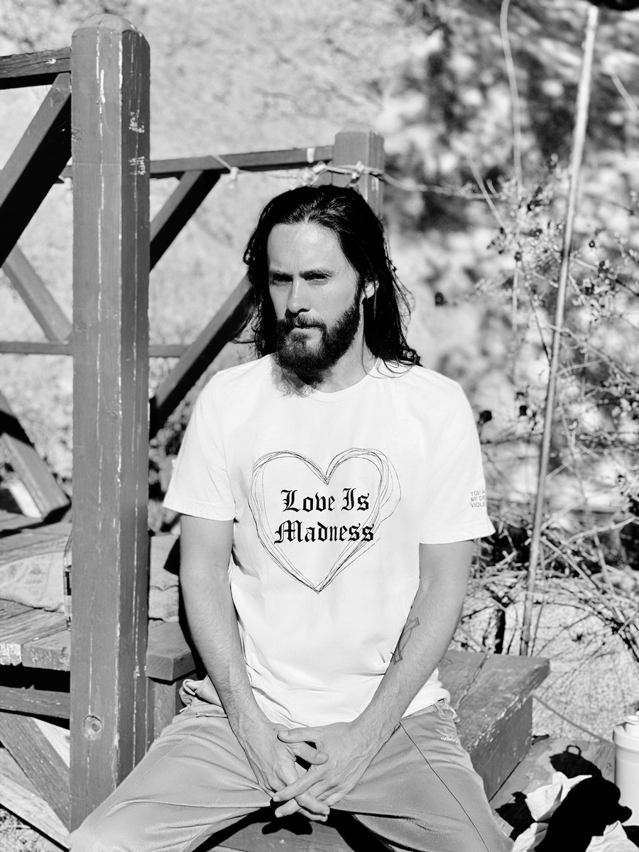 JaredLeto's tweet image. I hope everyone out there is safe and sound, wherever you are. I’m sending good thoughts and energy your way. I’m locked down and practicing social distancing over here and I hope you guys are staying put and doing the best you can to protect the people that you love. I miss u 🤍