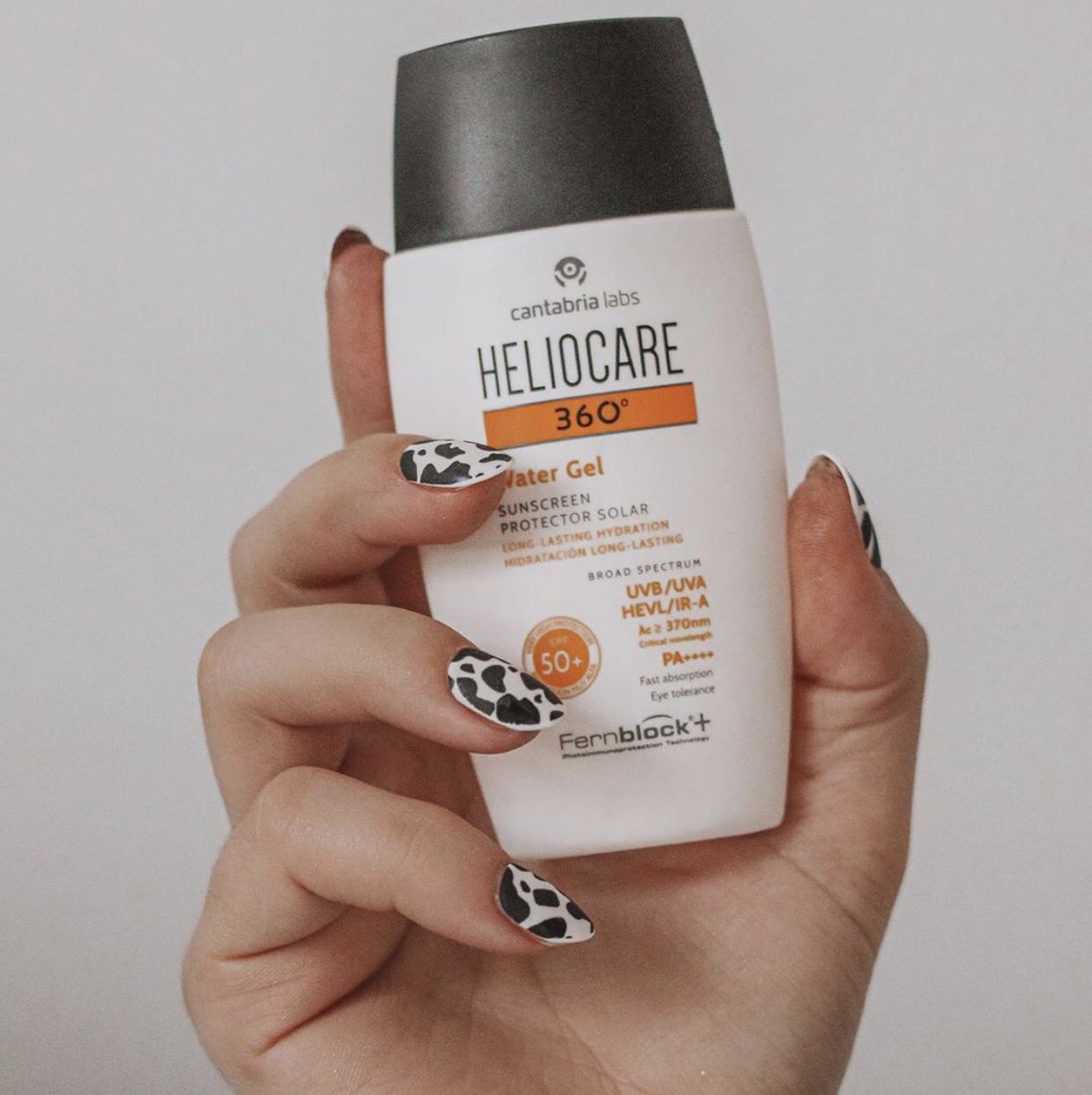 The sun has been making an appearance for the last few days, and even though we’re officially on lock-down, that doesn’t mean you should stop applying your Heliocare UK #SPF! 💦