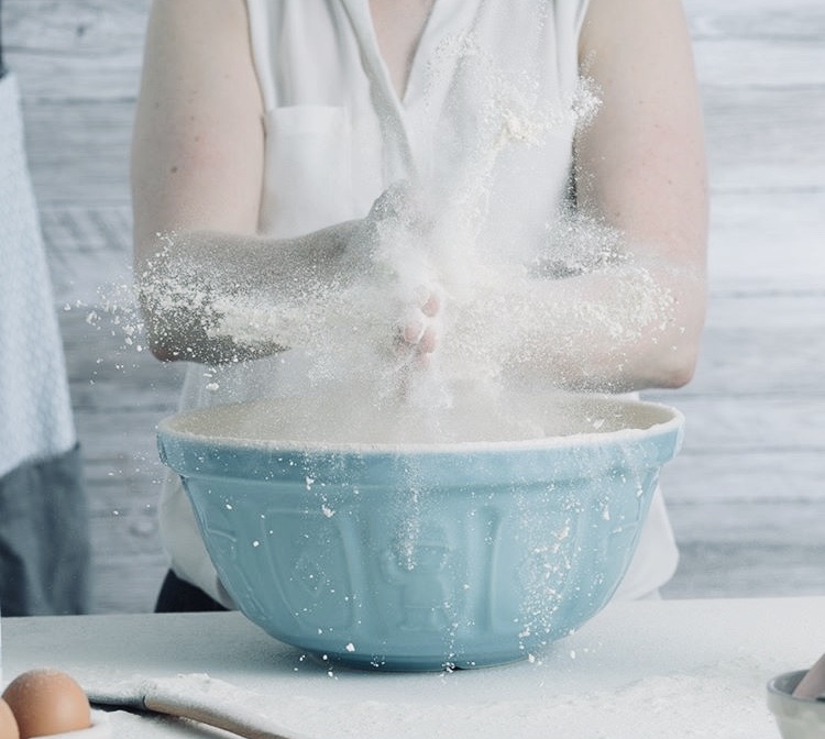 PottersCookshop's tweet photo. For all your #baking mixing needs, #MasonCash never fails! Gorgeous #colours and made from durable #earthenware with a #chipresistant #glaze. Find them at https://t.co/yL4qunlA5i
#cookshop #essex #bake #baking #kitchen #homemade #makeyourown #backtobasics @MasonCashUK https://t.co/aVuRwTMOBd