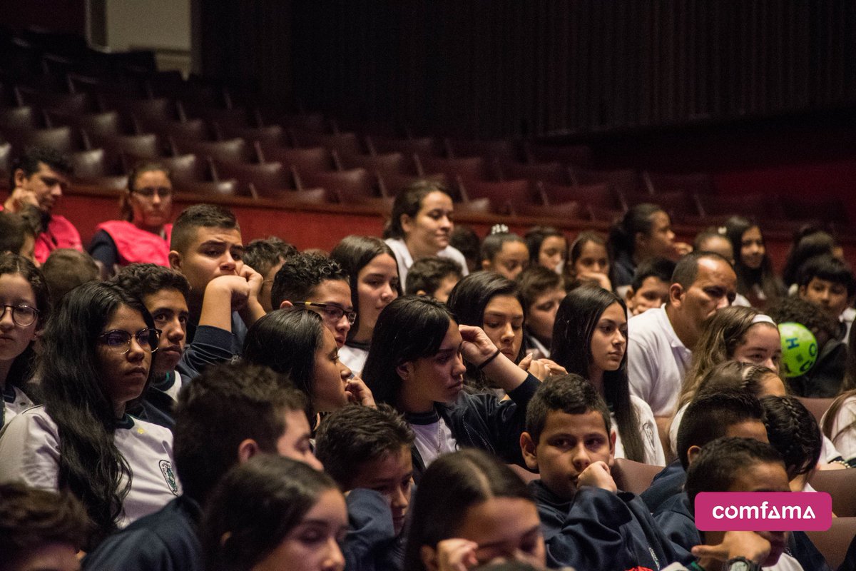 Teatropablot's tweet photo. Recorrer el Teatro es adentrarse en un mundo de fantasía, caminar sus pasillos y camerinos es una experiencia única que le da #InspiraciónComfama a los estudiantes de la ciudad y la región.

El pasado 12 de marzo, nos visitó la Institución Educativa Autónoma de Pedregal.
@Comfama https://t.co/ve0DAoXLXn