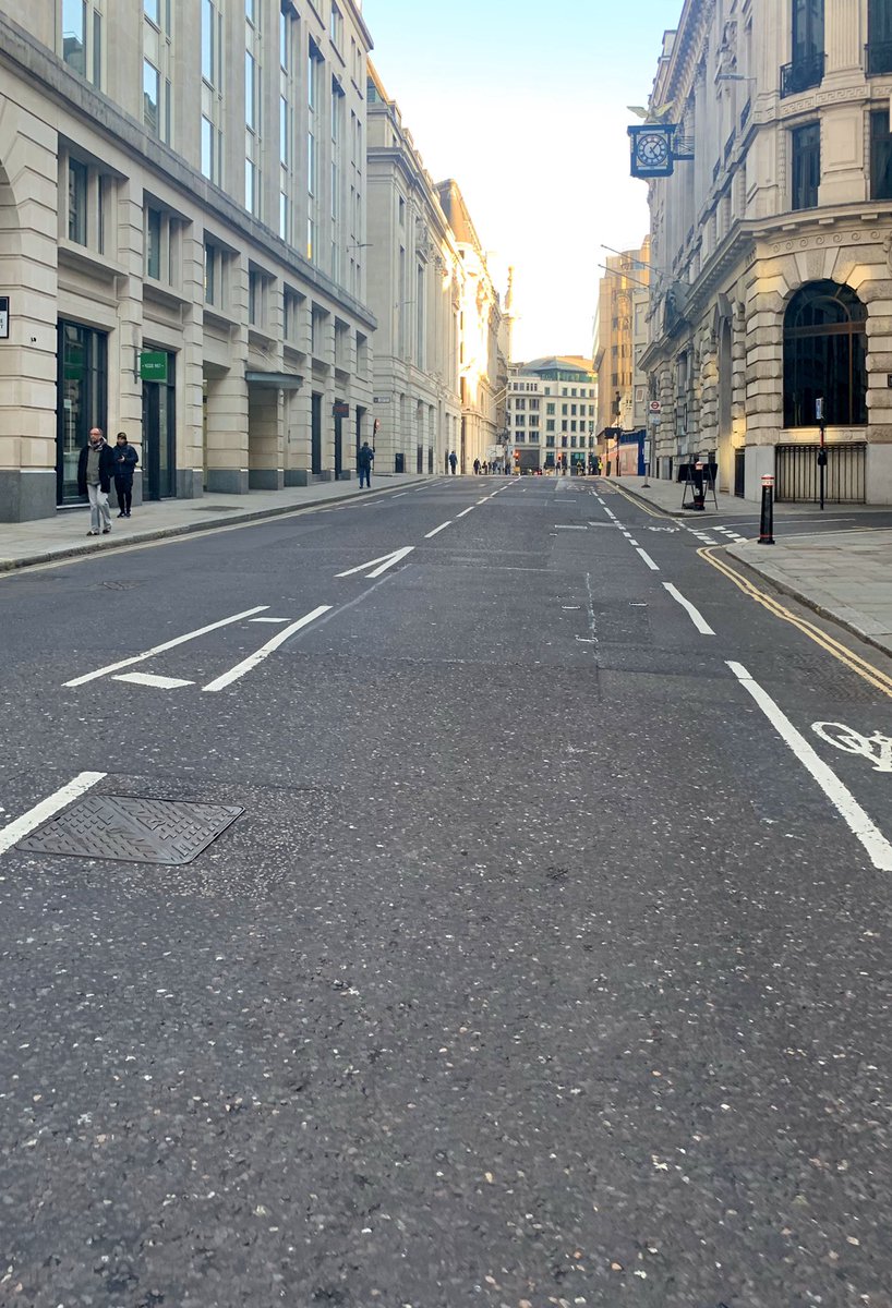 ETradinghq's tweet photo. 17:06pm during Monday night’s rush hour on one of the busiest roads in the city of #London. Shortly after this photo, we were advised that the #Uk is essentially in #lockdown for 3 weeks https://t.co/As3Herog2d
