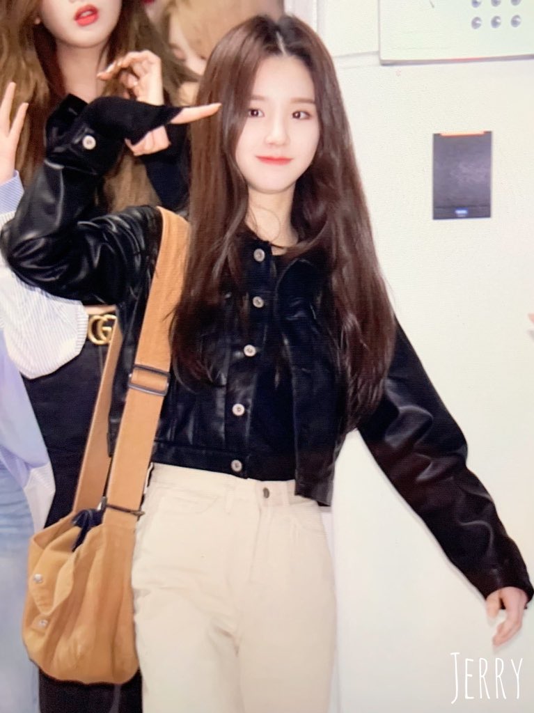 3/23/20 heejin im so sad about anime boys this is horrible please help me