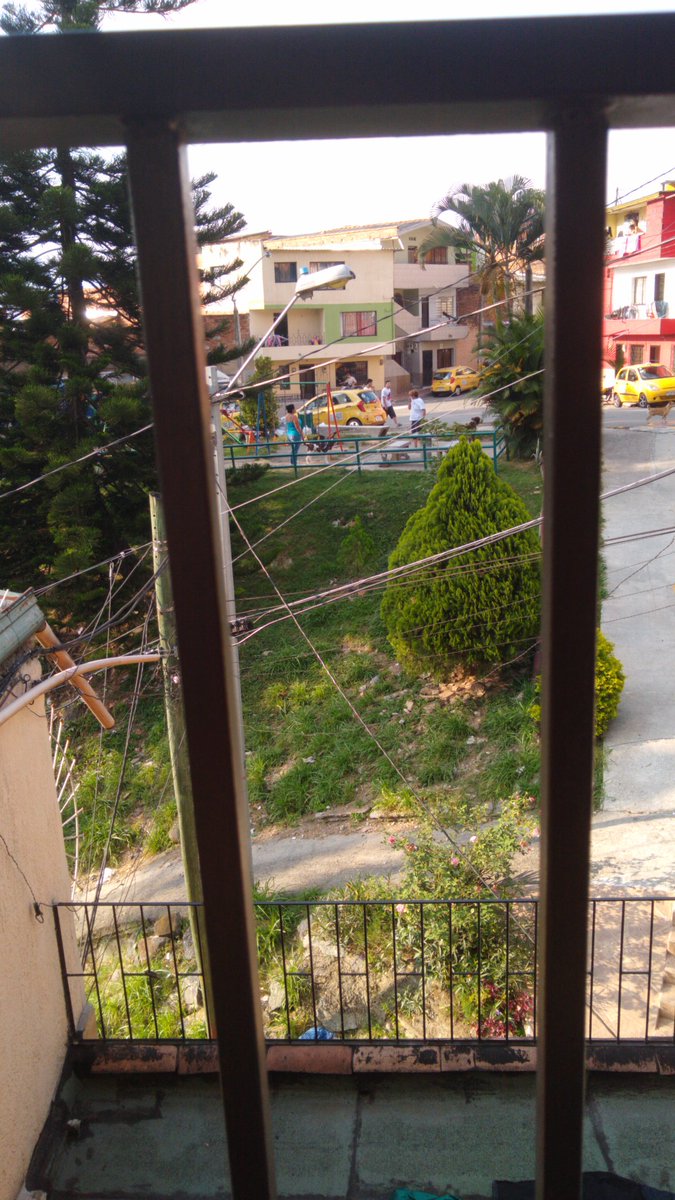 viearboleda's tweet photo. Quien regula en los barrios de Medellín el toque de queda? @QuinteroCalle  @MiguelArboleda8 @mapatilla @DanielSamperO https://t.co/TLM1lugjdL