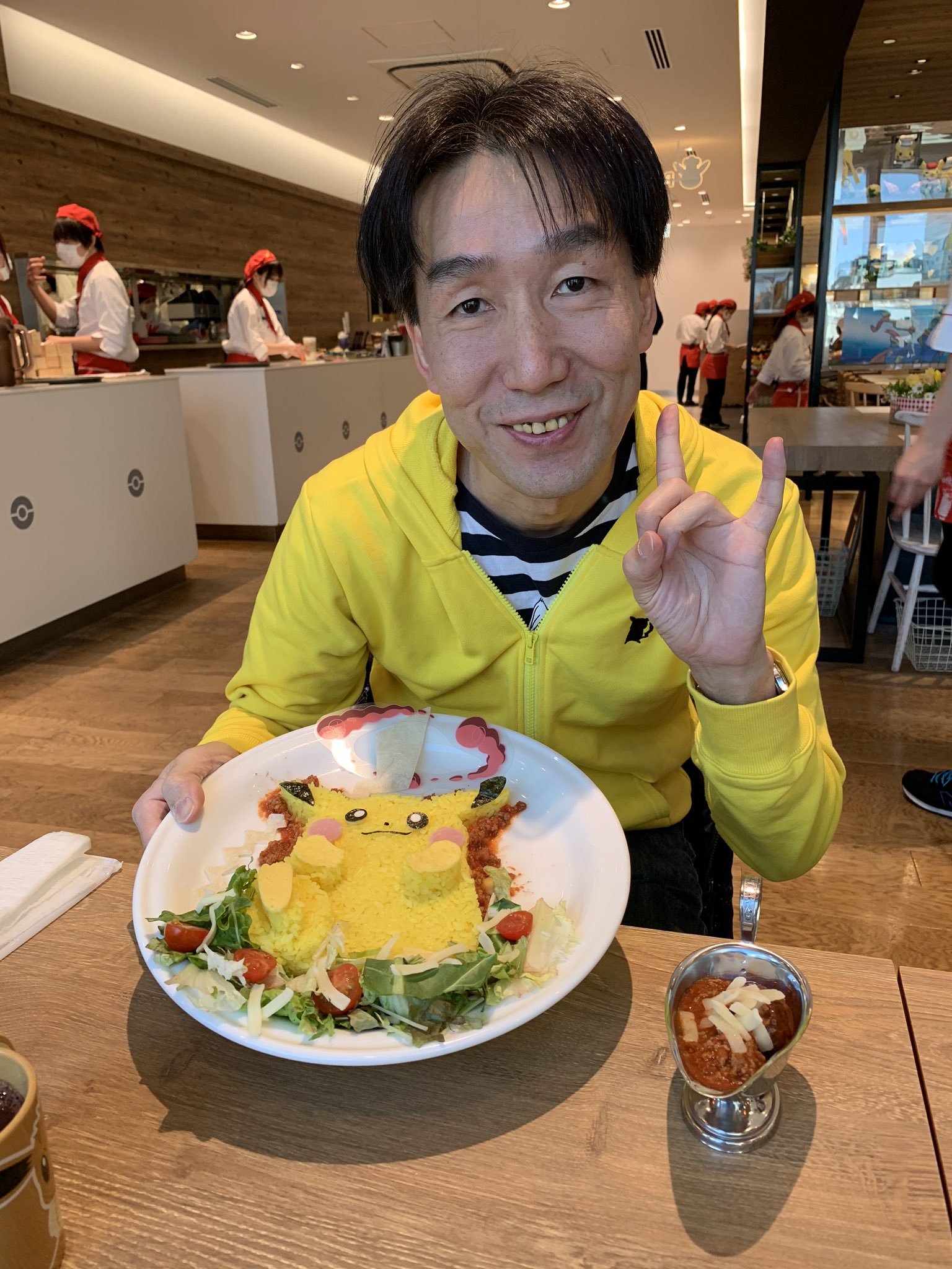 たけちゃん 님의 트위터 ポケモンカフェ行ってきたお オープン当初行ってから久々 コロナ影響でピカチュウ 触れ合いタイムはなかったけどいろいろカワユスなフード食べれたよ ピカチュウのタコライス ワンパチのサンドイッチ 桜アフロのピカチュウのフルーツ