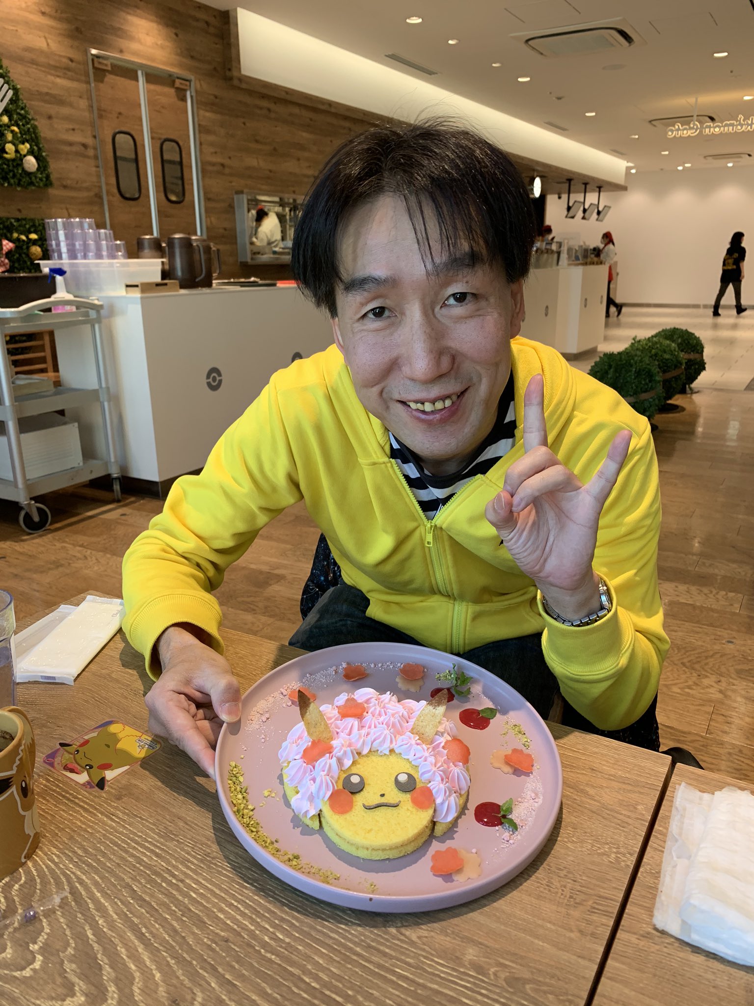たけちゃん 님의 트위터 ポケモンカフェ行ってきたお オープン当初行ってから久々 コロナ影響でピカチュウ 触れ合いタイムはなかったけどいろいろカワユスなフード食べれたよ ピカチュウのタコライス ワンパチのサンドイッチ 桜アフロのピカチュウのフルーツ