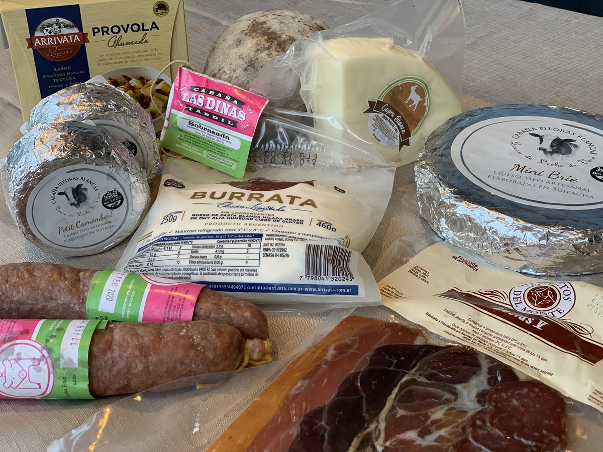 aliciasistero's tweet photo. Llegó el #delivery (con mascarilla y guantes)
#provisionesgourmet #ladespensita @Lasdinaschacina @CPiedrasBlancas #arrivataquesos #secretosdelmonte #brie #camembert #provola #burrata #fuet #quesodecabra #bondiola #jamon #salamin https://t.co/mzGc8QpFhx