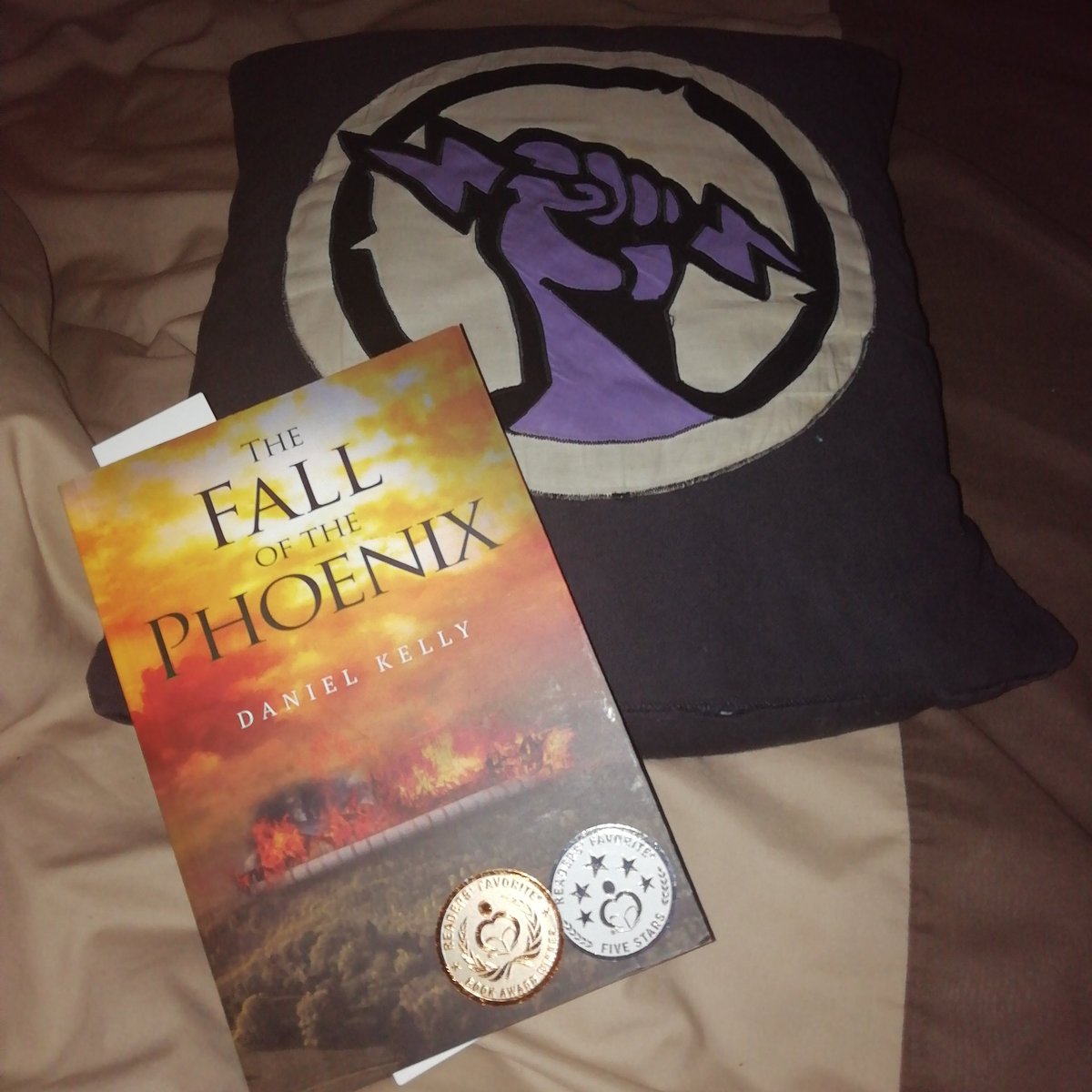 donjimmyreviews's tweet photo. Next up for me #thefallofphoenix by Daniel Kelly @heroesoftroy - FINALLY! ππ #rosbc #currentlyreading #historicalfiction #bioshock pillow by Jewels on Cavelera Craft Room! https://t.co/4fdcRscrOp