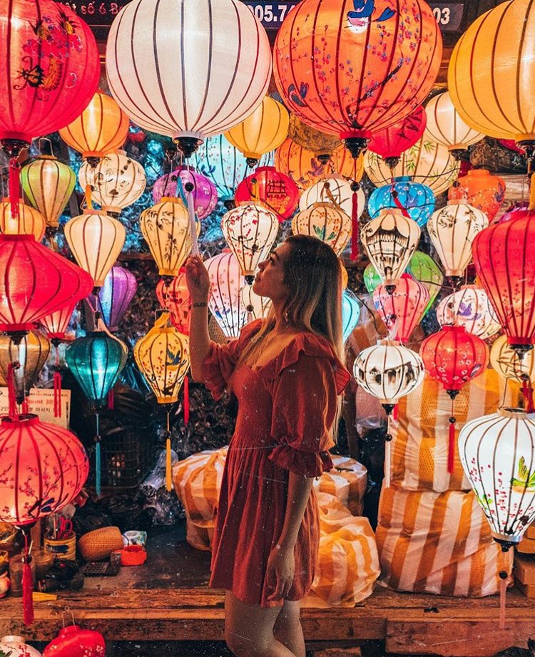 When visiting lantern stalls it is advisable to tip the owner of the shop for the permission to take pictures of these iconic shops 🏮🙌🏼 
📸 hubs.ly/H0nNfYr0