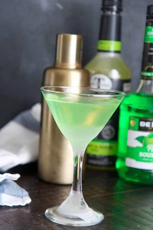 foodista's tweet photo. Green Apple Martini from @cookedbyjulie Foodista's Drink Blog of the Day! https://t.co/C4B2o8IDqa #Foodista #DBOD #Drink #appletini #appleschnapps #GreenAppleMartini #Martini #cocktail #cocktailrecipe #cocktailsofinstagram #foodistagram #drinkstagram https://t.co/2rt5riH8fk
