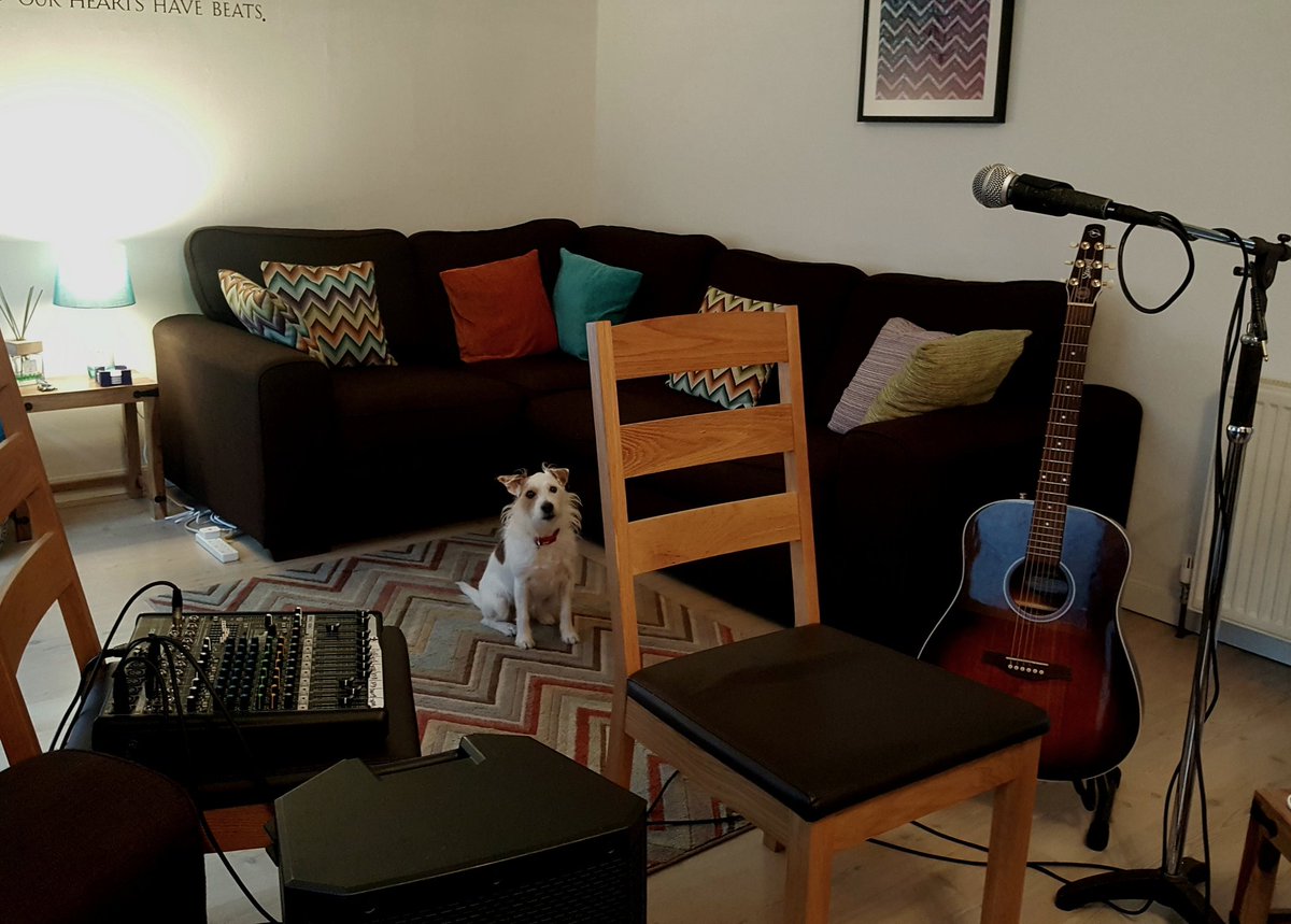 The stage is set for tonight's Lockdown gig 📽🎸🎤🎶📺💻

Someone else is waiting patiently...... 🐕🐶❤

Join me on live on Facebook at 7pm
facebook.com/thelockdowngig… 👍

#thelockdowngigs #CoronavirusScotland #COVIDー19 #coronavirusuk #livemusic