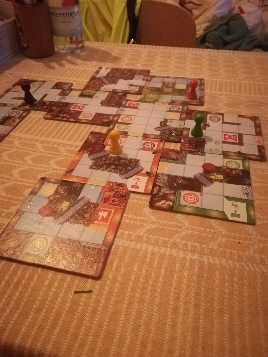 1hjoerningen's tweet photo. Mine forældre grinte dengang, jeg ønskede mig et brætspil, man kunne spille med sig selv. Hvem griner nu? 
Sikkert stadig dem https://t.co/FueY9GYZRX