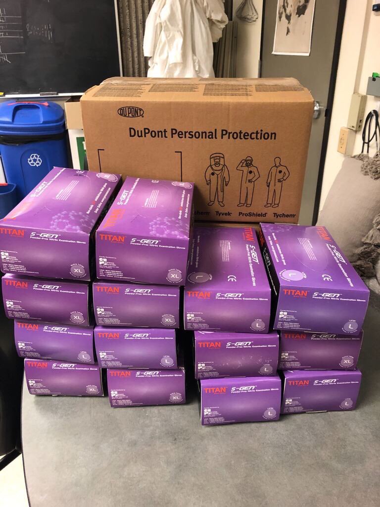BeccaCalisi's tweet photo. Calisi Lab supplies headed off to @UCDavisMedCntr!! Thank you, @vs_farrar, for organizing our donation!
Virtual high five to other labs that are able to do the same 🙌🏼

#COVID19 #PPEshortage #PPENow #ScientistsHelpingScientists https://t.co/XFd4DoJRaD