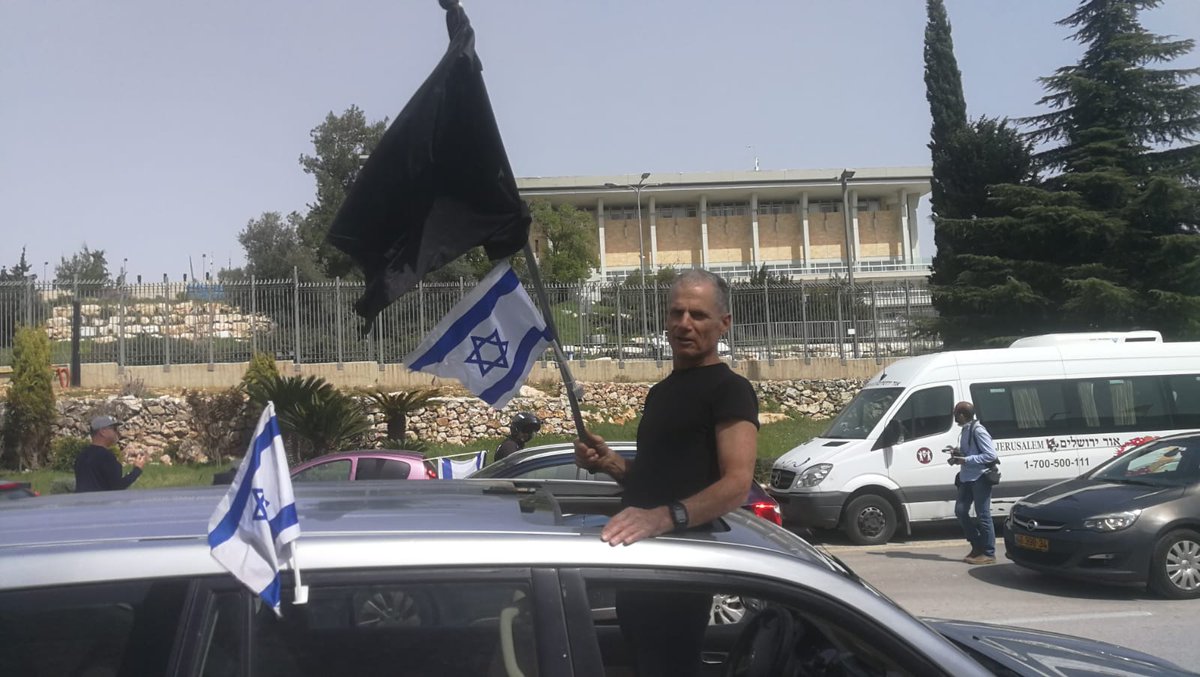Shahar_Argaman's tweet photo. כששרים בממשלה זמנית, שלא נבחרה על ידי הציבור, קוראים לסרב לבג"צ ולמנוע הצבעה דמוקרטית על בחירת  יו"ר הכנסת - אני מרים דגל שחור. https://t.co/eiaMqosMXk