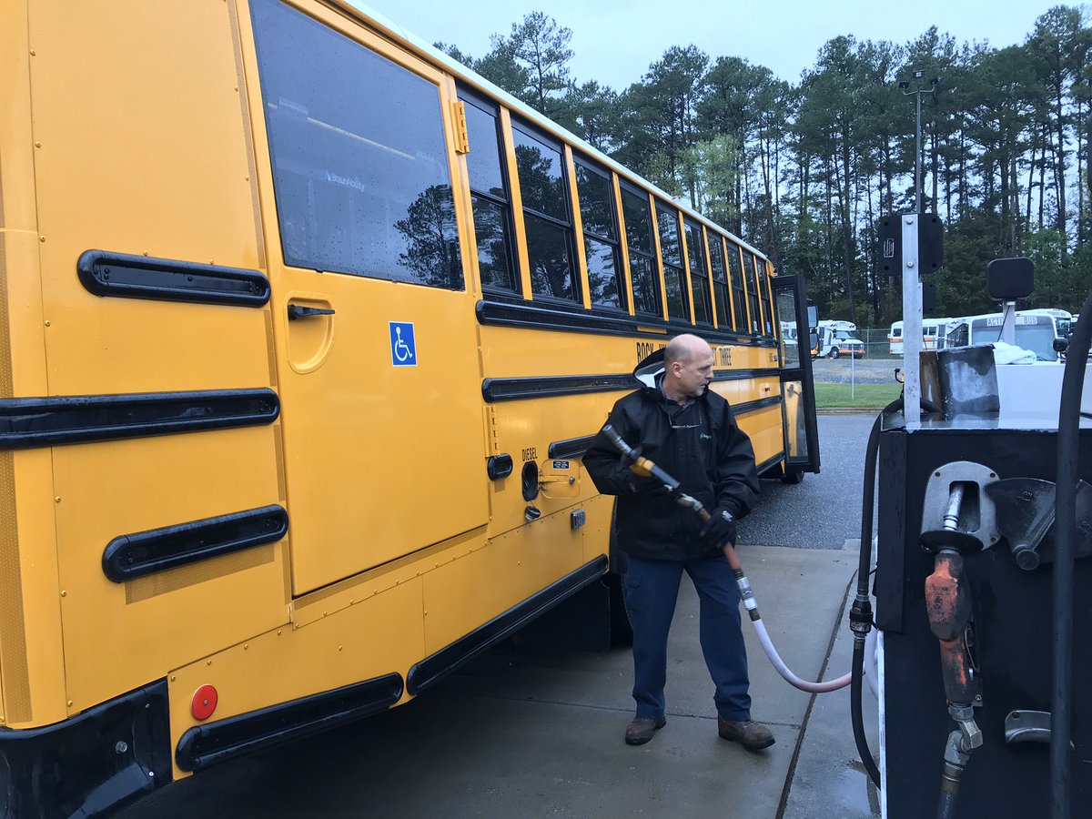 RockHillSchools's tweet photo. ⛽️ ❤️ 🚌 We’re all fueled up and ready for another week of deliveries and food distribution. Thank you Mr. Jimmy for pumping 589 gallons of fuel. #OneTeamOneMissionOneRockHill https://t.co/9fQkfvDKMx