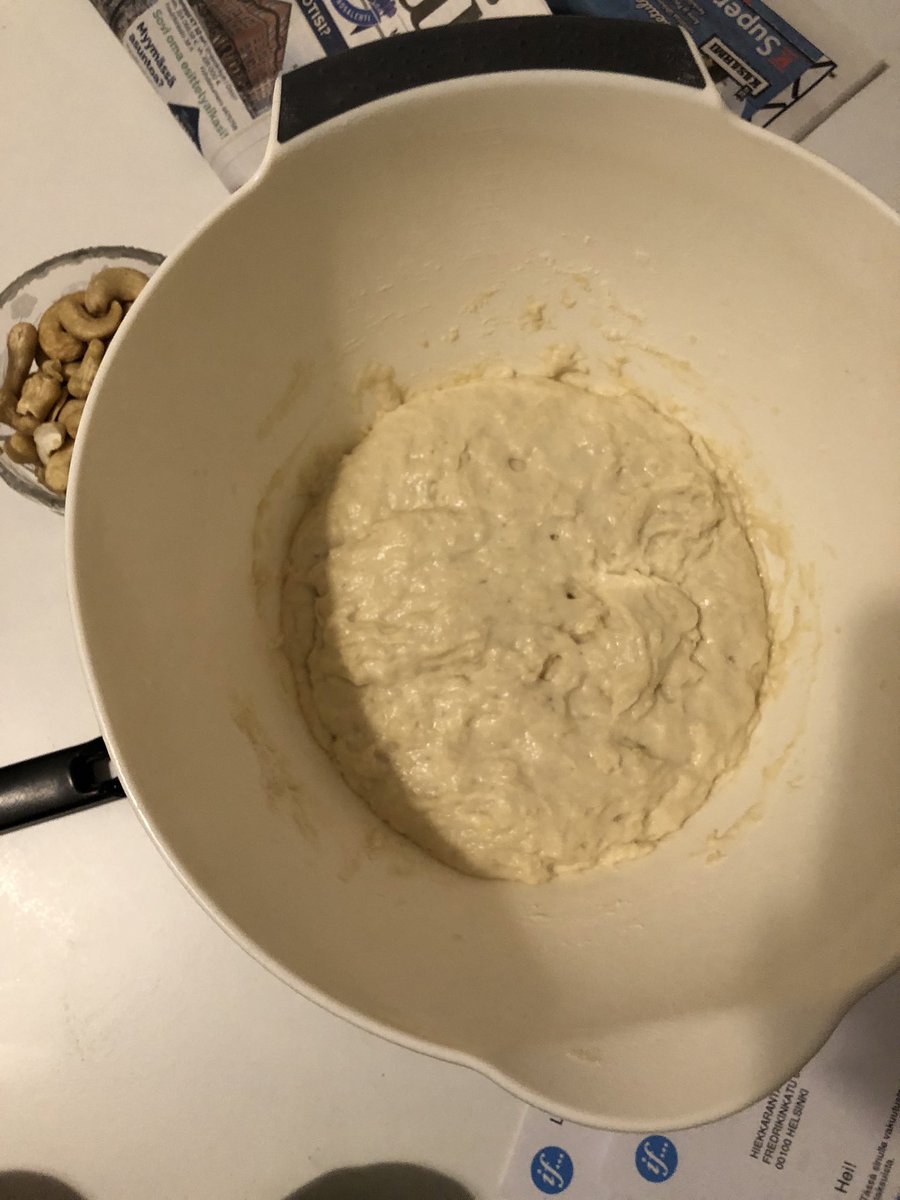 KiraHagstrm's tweet photo. Leivon ensimmäistä kertaa ikinä.
I have no idea what I am doing.
Kohta nähdään miten meni. #Nothingtoit
#Koronavirusmademedoit https://t.co/R0ROT72idP