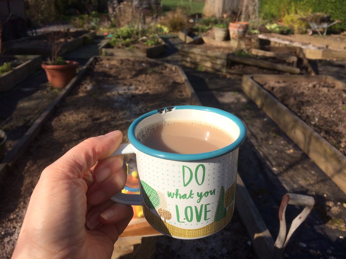 KizzyharrisUK's tweet photo. Making the most of my temporary new office thanks to @srkitchengarden https://t.co/XPFLGAppPF