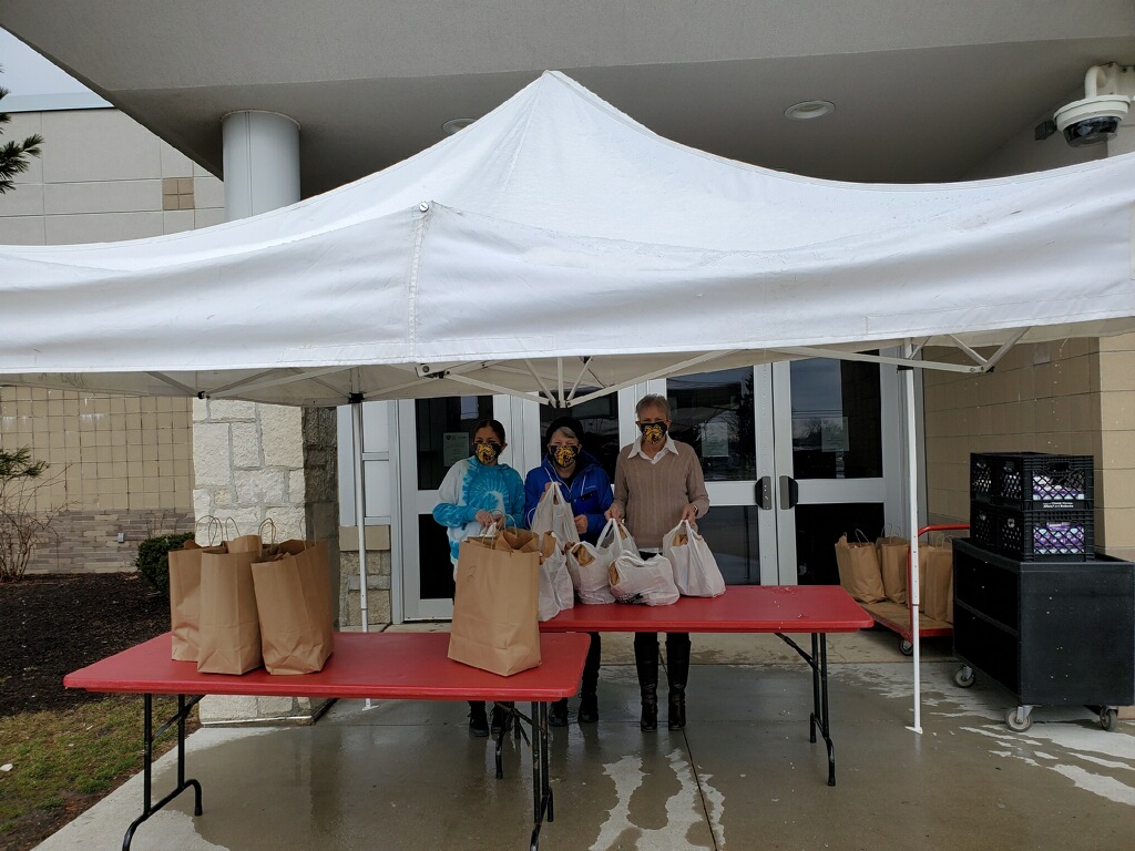 BPS101's tweet image. Big shout out to our Quest food crew for passing out food to BPS101 families!  We love the extra Bulldog spirit! Stay safe!