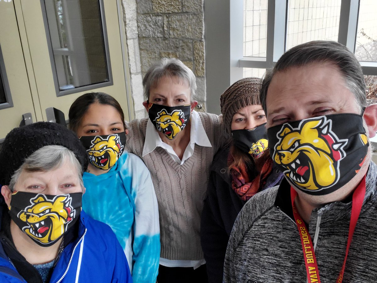 BPS101's tweet image. Big shout out to our Quest food crew for passing out food to BPS101 families!  We love the extra Bulldog spirit! Stay safe!