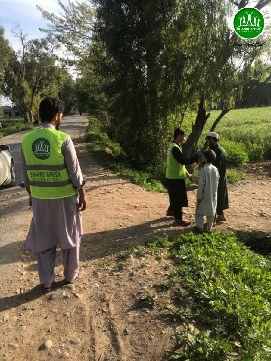 SAFoundationN's tweet photo. On the second day of the @SAFoundationN Ration distribution drive, social workers tirelessly went from door to door handing out food supplies to the underprivileged people who’s livelihoods have been affected by #Covid19 pandemic.
Please continue your support &amp; #DonateKaroNa https://t.co/oDfTnr3bvg