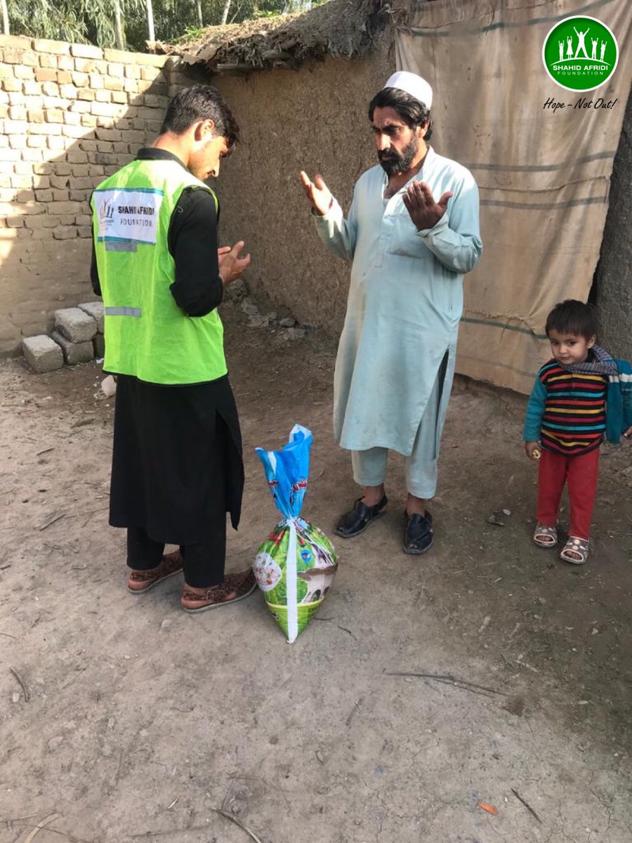 SAFoundationN's tweet photo. On the second day of the @SAFoundationN Ration distribution drive, social workers tirelessly went from door to door handing out food supplies to the underprivileged people who’s livelihoods have been affected by #Covid19 pandemic.
Please continue your support &amp; #DonateKaroNa https://t.co/oDfTnr3bvg