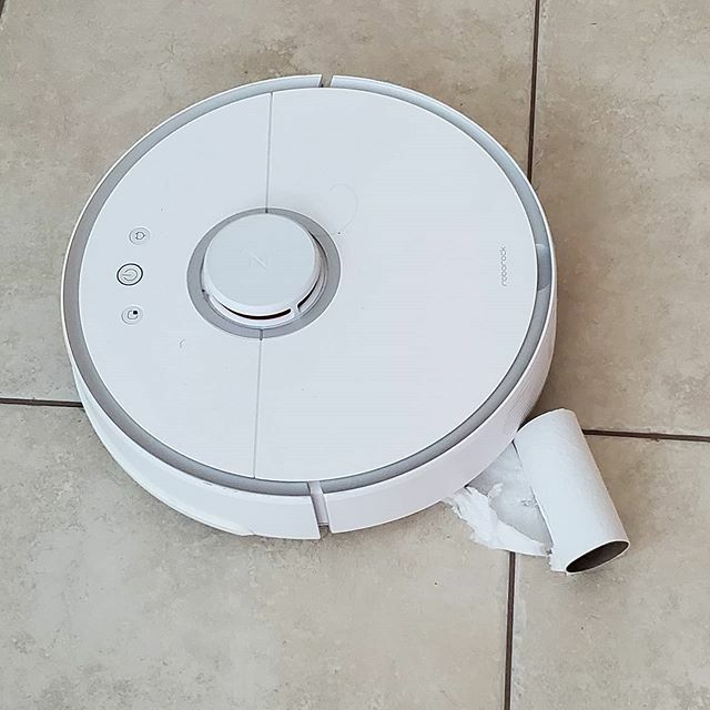 JimKosinski's tweet image. Oh no, Alice ate some #toiletpaper. #roborocks5 ift.tt/2QBxSEw