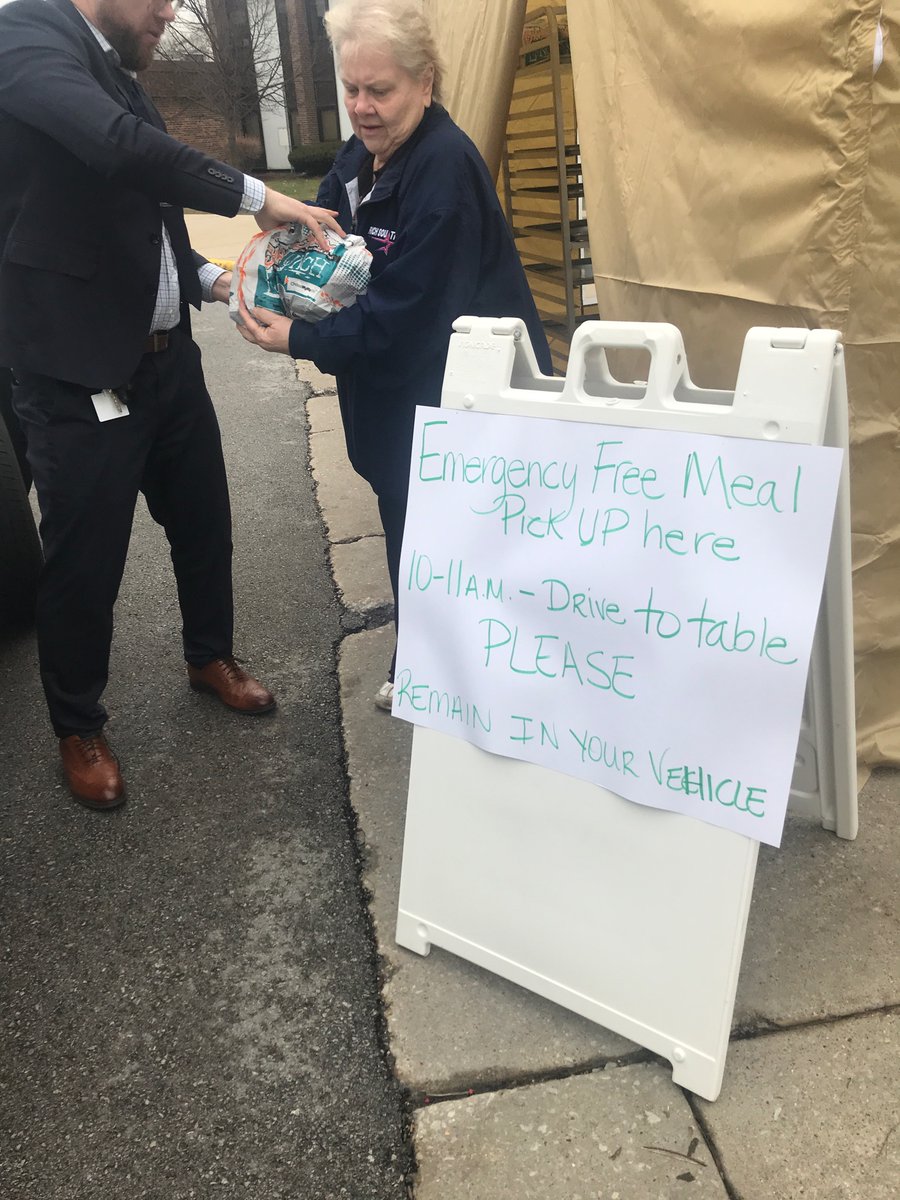 SheilaH1010's tweet photo. So grateful for our support staff! Ms Betsy and her staff here at REHS are all about serving and supporting our community during this time. Thank you doesn’t even skim the surface for their sacrifice! 🙏🏽🙏🏽🙏🏽
#richinstudentsuccess https://t.co/1Cv3IU2Mo4