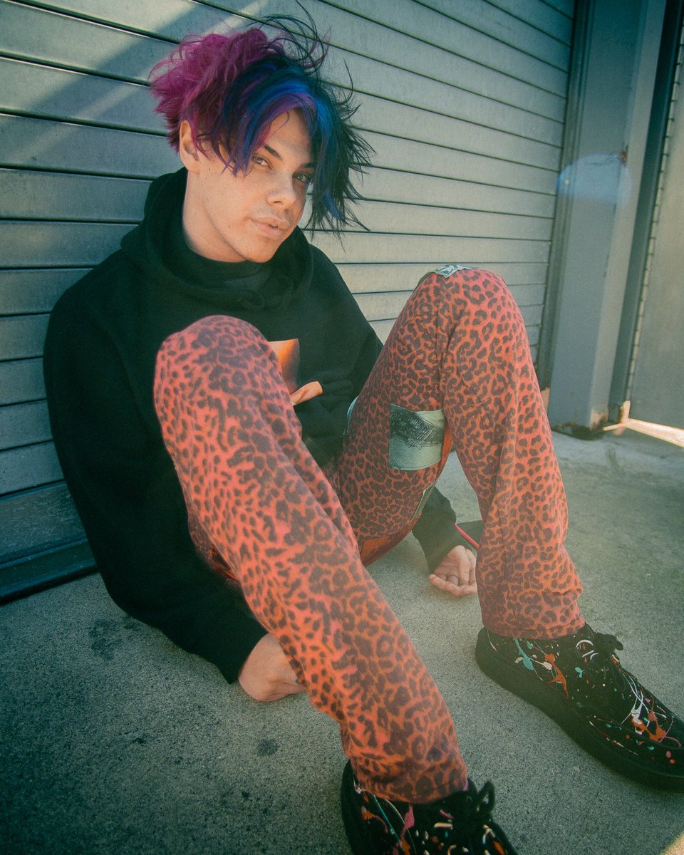yungblud's tweet photo. still here 🖤🖤🖤 https://t.co/iUsBAW9IA8