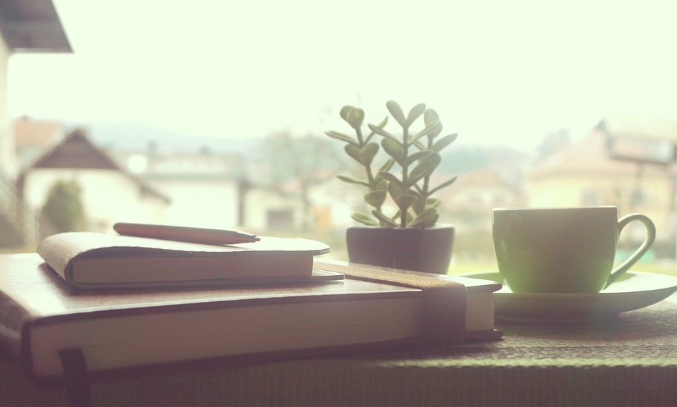 En casa puedes crear la energía que deseas, prepara y ubica tu lugar favorito, organiza el espacio como lo desees y luego estando allí realiza un par de respiraciones mientras visualizas algo que te llene de luz ¡Que la magia fluya en ti! 
#QuedateEnCasa 
#Fundasitio
#23marzo
