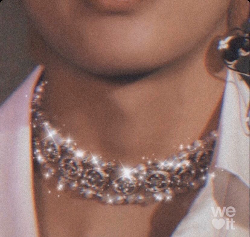 MoonlightbaeLuv's tweet photo. ♡ariana as roses♡ https://t.co/fG6TITxJzS